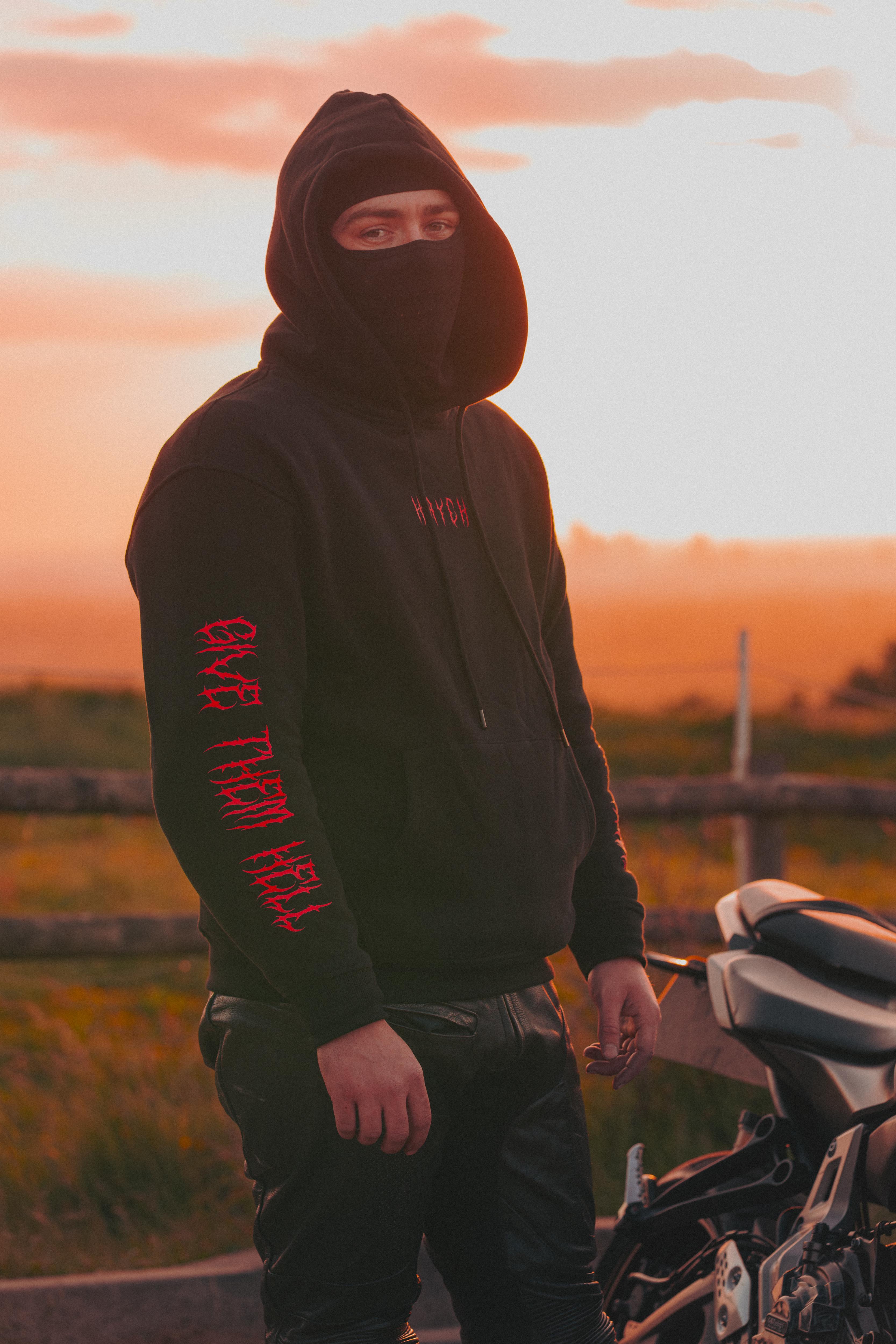 'CATCH ME IF YOU CAN' Pullover Hoodie (Black)