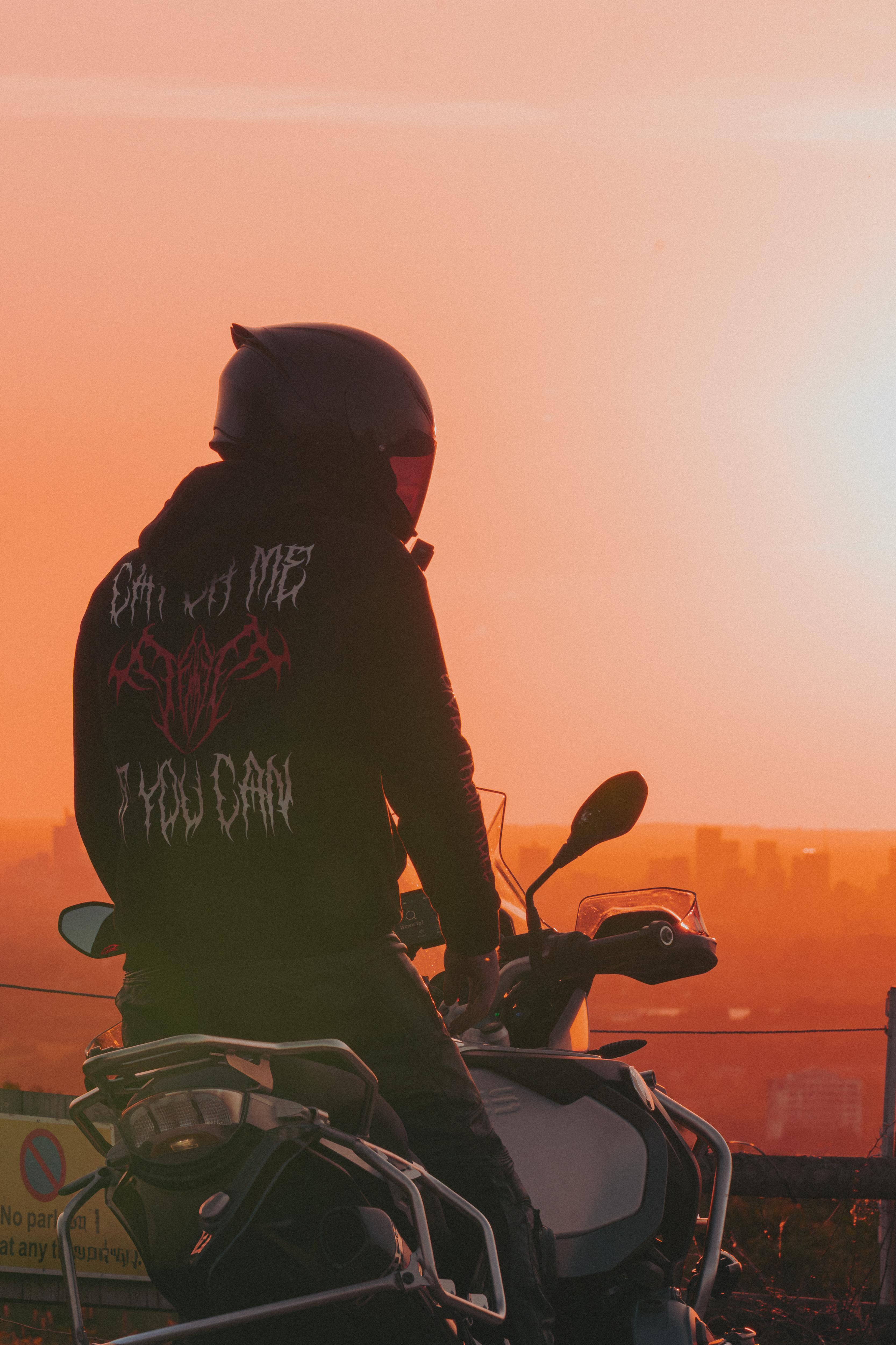 'CATCH ME IF YOU CAN' Pullover Hoodie (Black)
